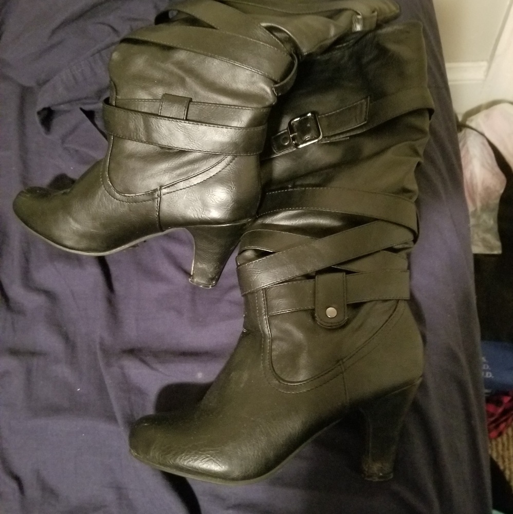 Black leg heel boots